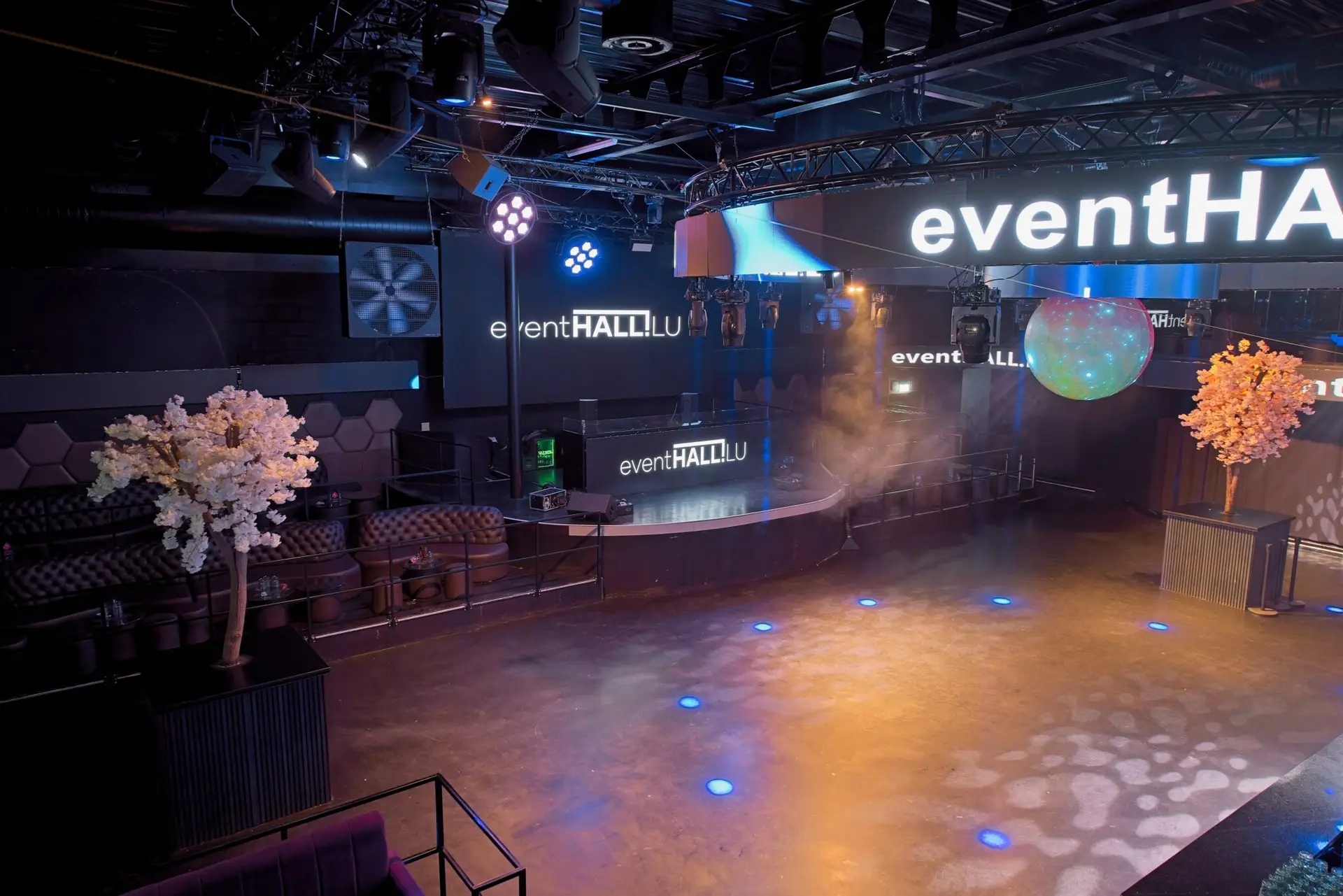 buehne-und-loungebereich-eventhall-luzern