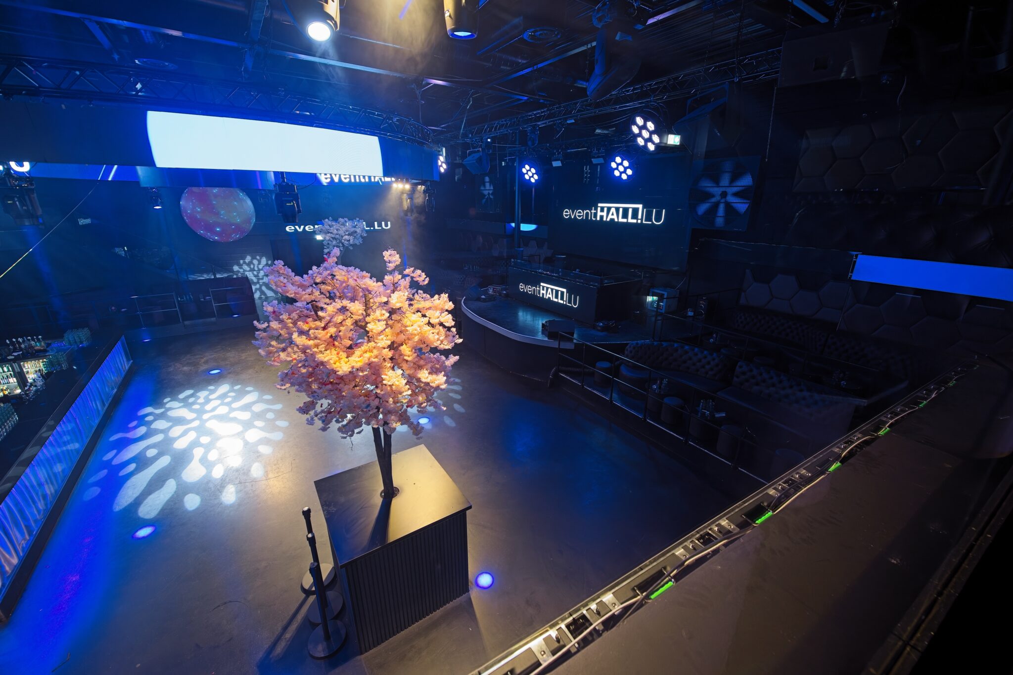 innenraum-mit-dekobaum-eventhall-luzern